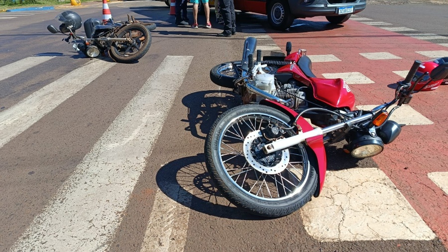 Colisão entre motocicletas deixa mulher com escoriações no Jardim Panorama