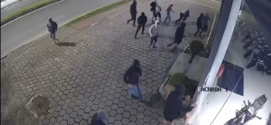 Grupo encapuzado invade loja de motos e foge com 12 veículos em Itajaí