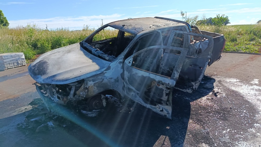Duas caminhonetes são furtadas de oficina em Toledo; uma é incendiada e outra encontrada em Guaíra