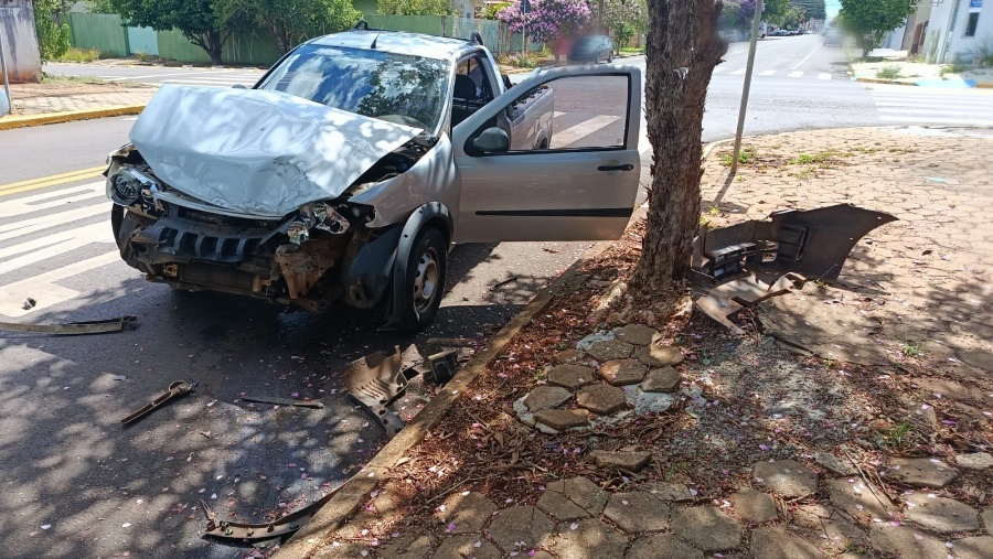 Veículo roda após colisão e quase atinge carro estacionado no Centro de Toledo