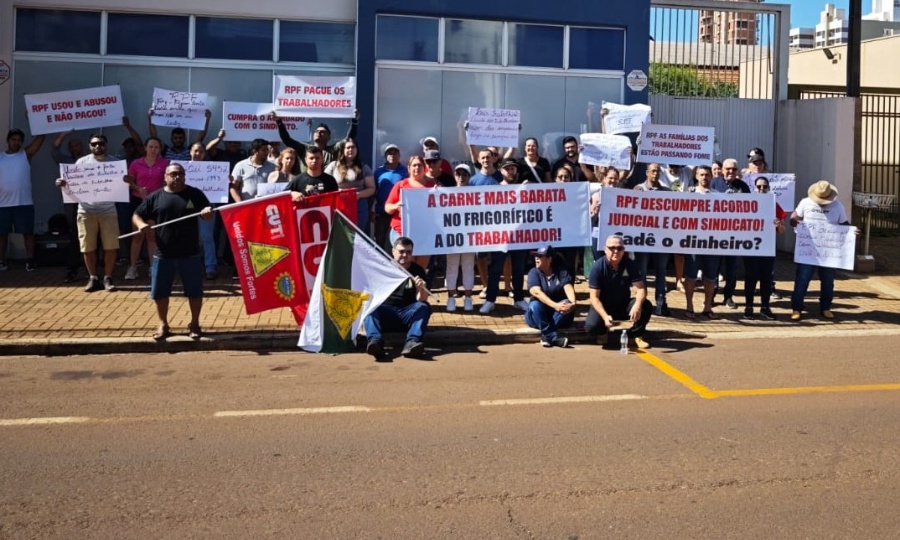 Ex-funcionários protestam em frente a escritório de frigorífico de Toledo; pagamentos previstos seguem em atraso