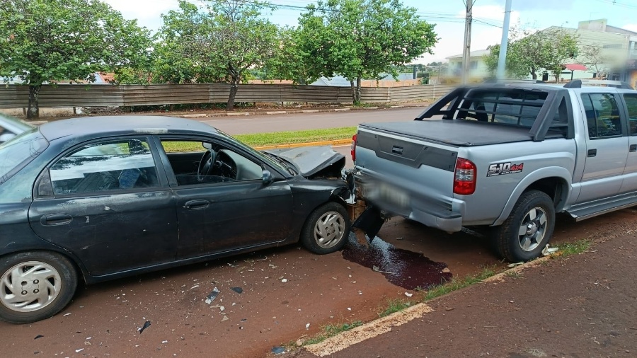 Carro colide contra caminhonete estacionada na Avenida Maripá, em Toledo