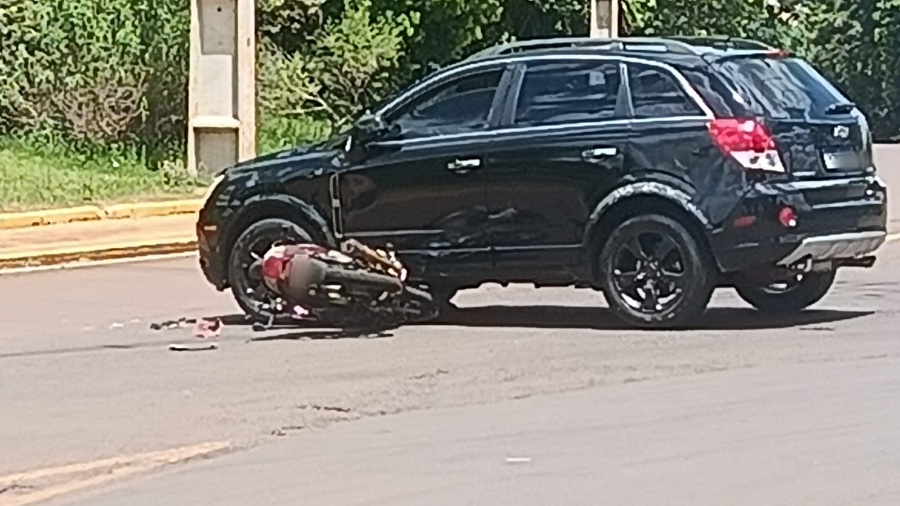 Acidente entre moto e carro deixa homem ferido no Jardim Belo Horizonte, em Toledo