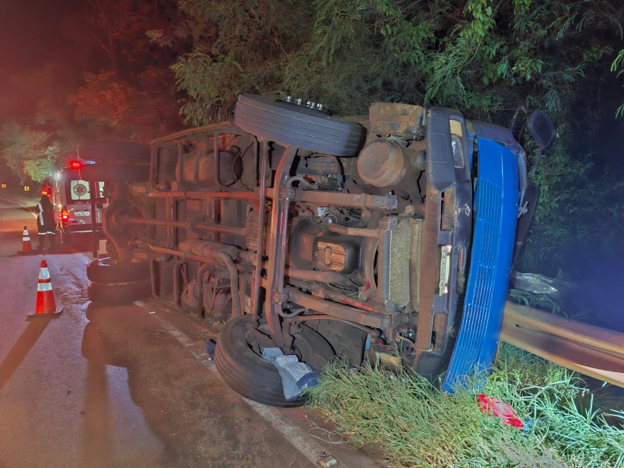 Condutor morre após tombamento de caminhão na PR-495, em Missal