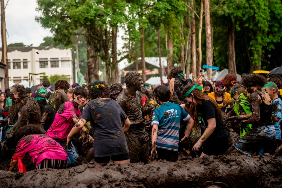 UFPR celebra com banho de lama os 4.314 aprovados no maior vestibular dos últimos anos