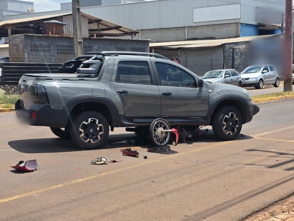 Motociclista escapa praticamente ileso após moto ficar embaixo de carro em acidente em Toledo
