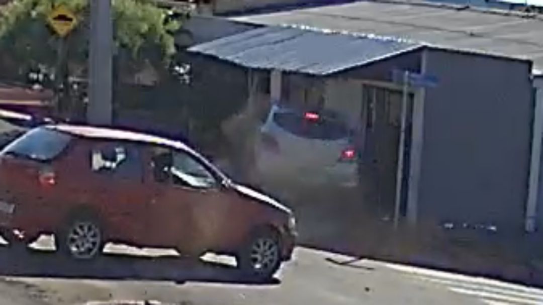 Carro fica desgovernado após acidente, invade calçada e mata homem atropelado, no Paraná