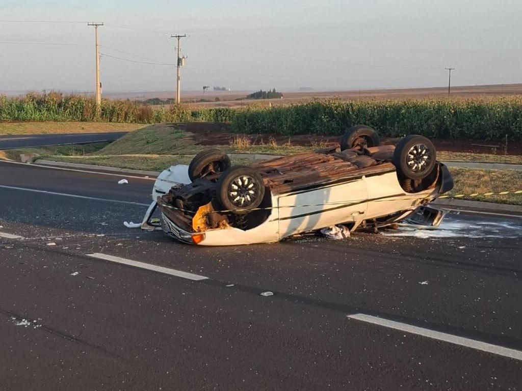 Capotamento em trevo deixa uma pessoa morta e dois feridos graves em Palotina