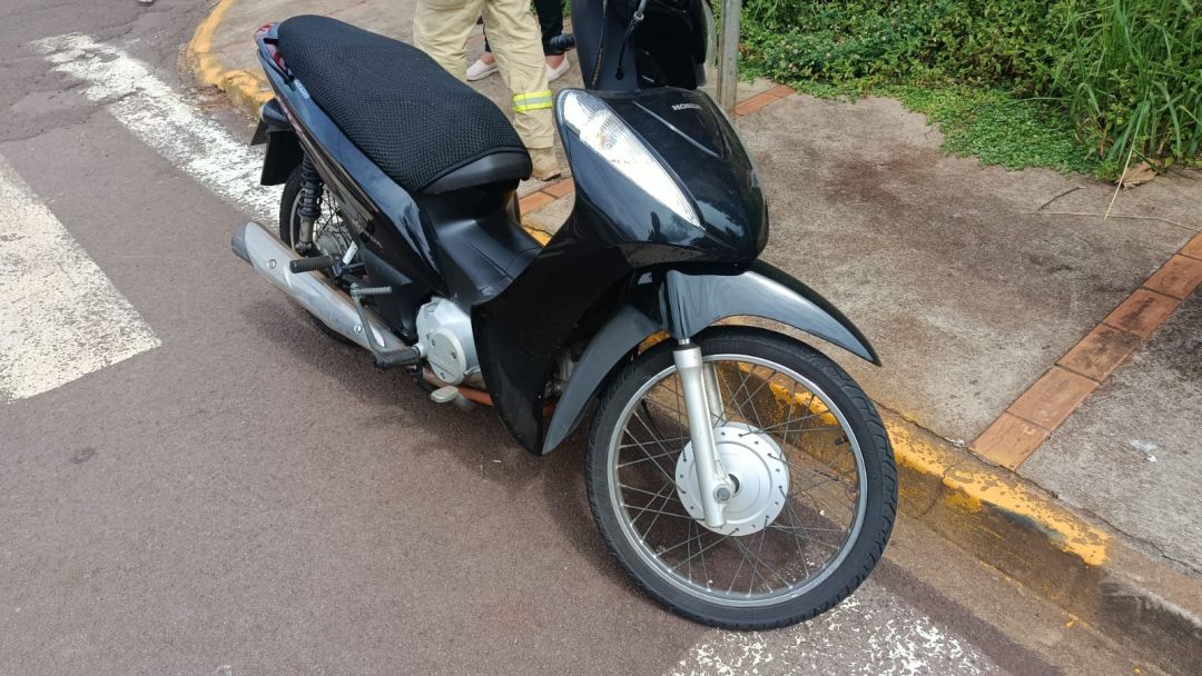 Irmãos ficam feridos em acidente entre motos na Vila Pioneiro