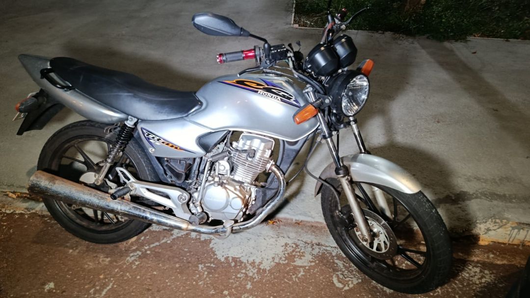 Motociclista de 19 anos fica ferido ao colidir com carro em Toledo