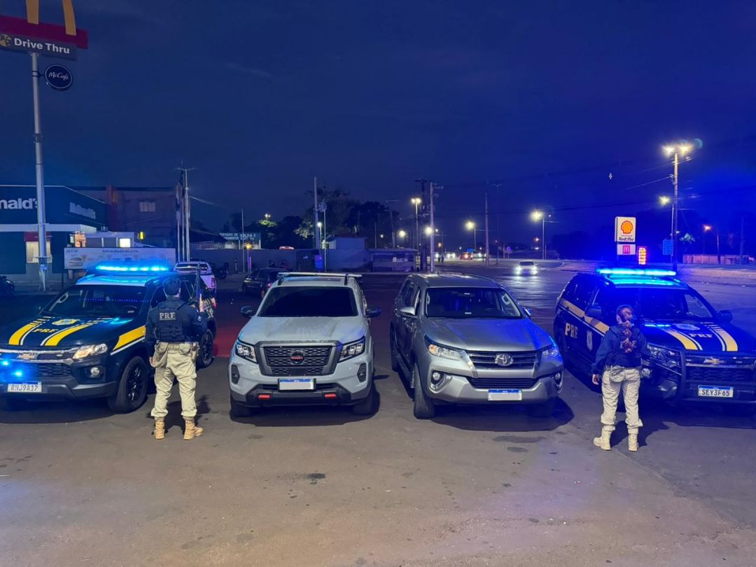 PRF apreende veículos furtados em um caminhão cegonha em Foz do Iguaçu