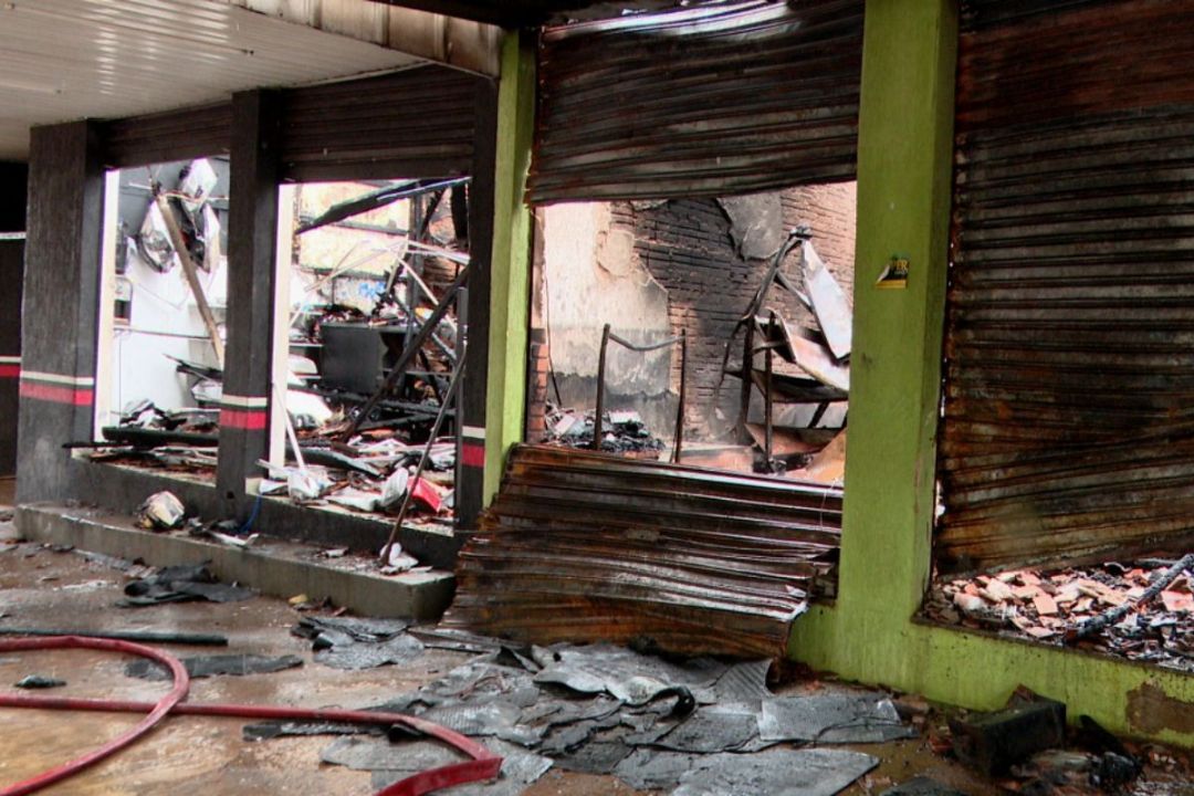 Incêndio de grandes proporções destrói completamente lojas de autopeças em Umuarama