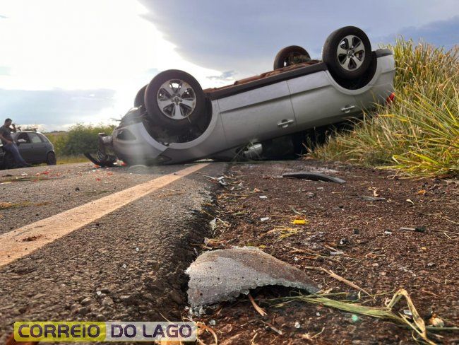 Mulher fica ferida em capotamento na PR-317 entre São José das Palmeiras e Santa Helena