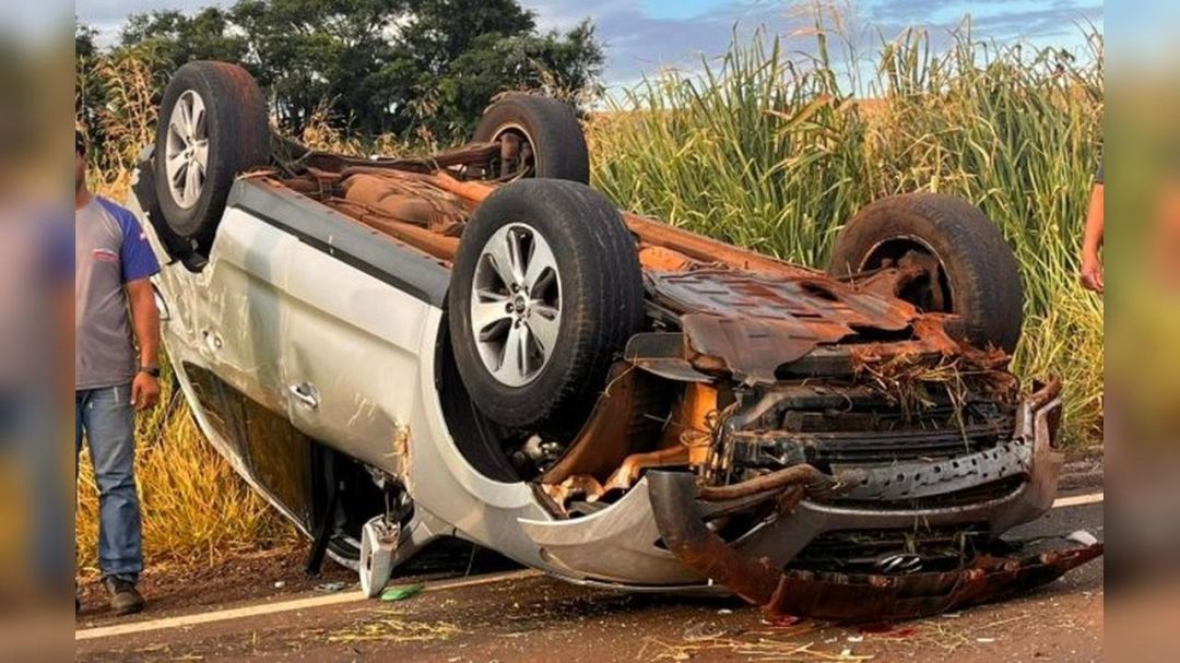 Mulher fica ferida em capotamento na PR-317 entre São José das Palmeiras e Santa Helena