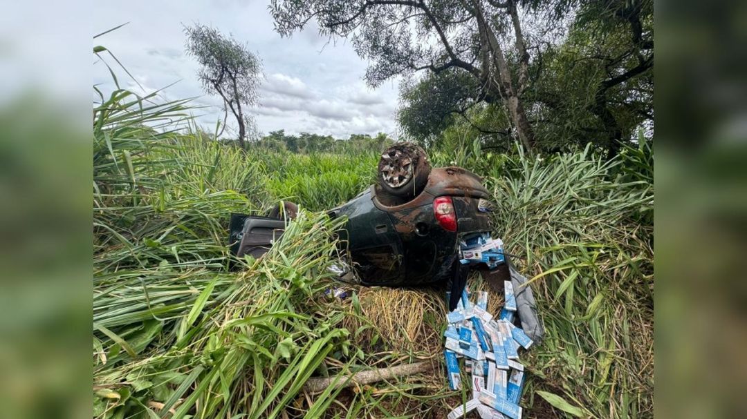 Adolescente foge da PRF com carro lotado de cigarros e capota em Guaíra