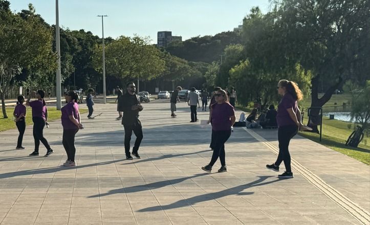 Presença de pessoas vestidas de roxo em áreas públicas de Toledo intriga moradores e movimenta redes sociais