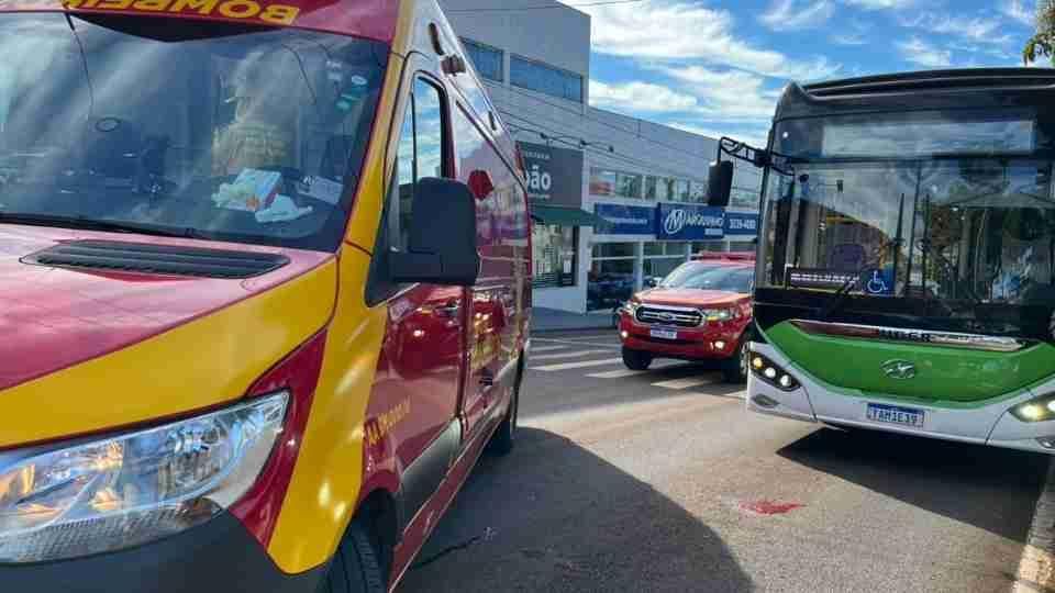 Idosa fica em estado grave ao ser atropelada por ônibus em Cascavel