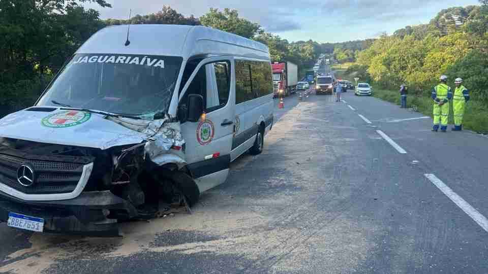 Batida entre caminhão bitrem e van da saúde deixa três feridos na BR-277