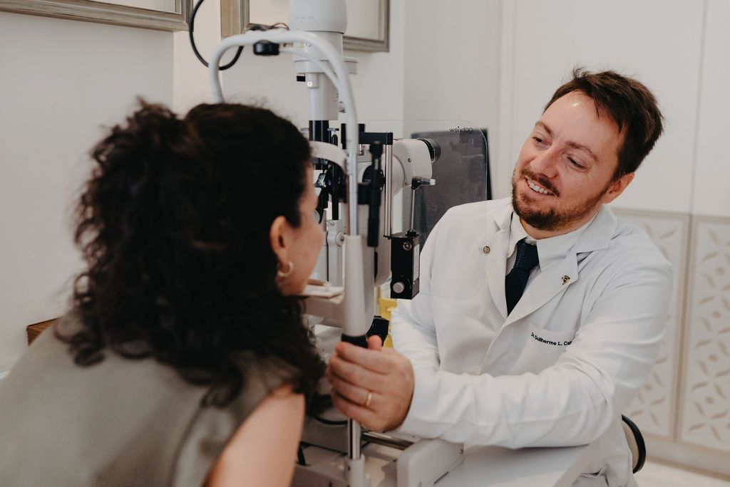 Uso excessivo de telas e redução das piscadas podem prejudicar a saúde dos olhos