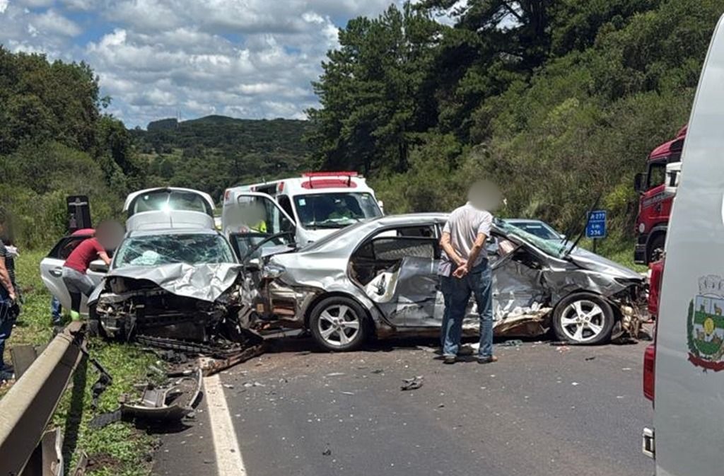Carro de Toledo se envolve em grave acidente com seis veículos na BR-277