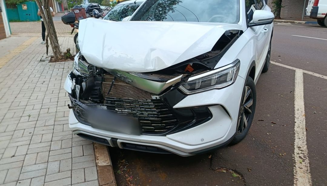 Manobra em marcha à ré provoca colisão entre dois carros elétricos no Centro de Toledo