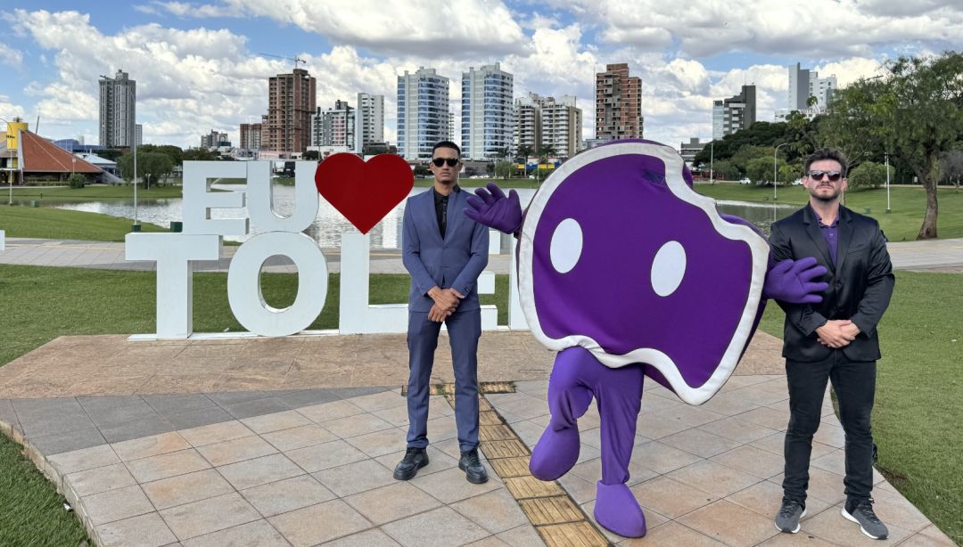 Pessoas vestidas de roxo estavam por trás da campanha de lançamento do aplicativo Aiqfome