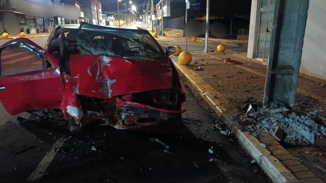 Carro colide contra poste e deixa casal e criança feridos na Vila Pioneira, em Toledo