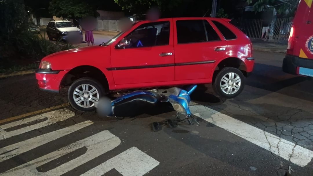 Mulher e criança ficam feridas após colisão entre carro e moto na Vila Pioneiro, em Toledo