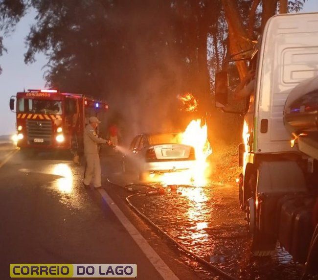 Carro é consumido pelas chamas na PR-495 entre Santa Helena e Missal