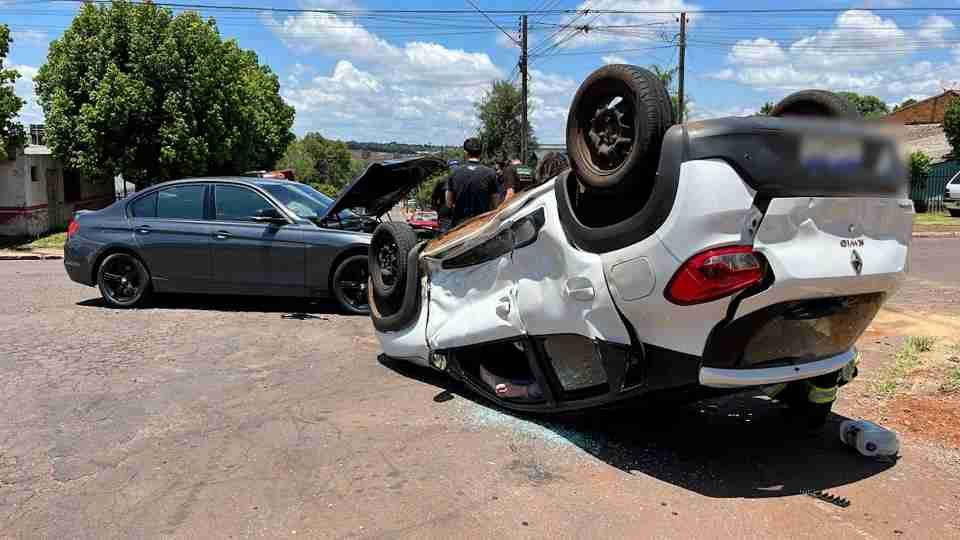 Kwid capota após batida com BMW em Cascavel