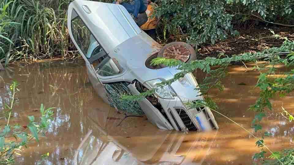 Voltando do Hospital com o avô, rapaz capota carro e cai dentro de riacho em Cascavel