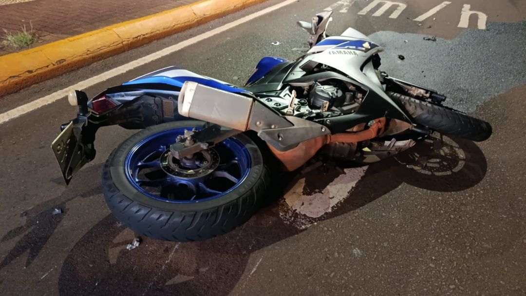 Motociclista de 21 anos fica ferido após queda na Avenida José João Muraro, em Toledo