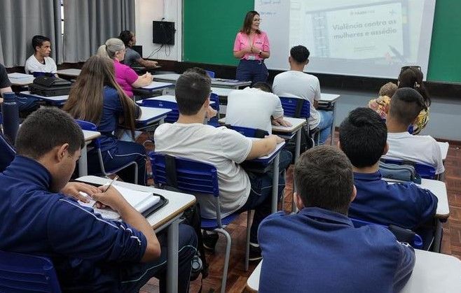 Secretaria da Mulher promove conscientização sobre violência contra a mulher para adolescentes