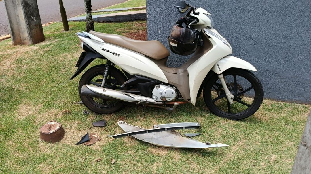 Motociclista fica ferida ao colidir com van escolar no Jardim Bressan