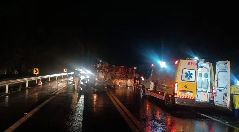 Ônibus paraguaio tomba na BR-277 e deixa um morto e cinco feridos graves