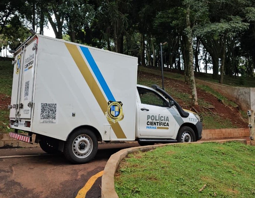 Servidora encontra sacola plástica boiando em lago e ao abrir pacote se deparar com recém-nascido morto