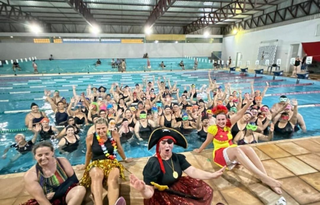 Hidrofolia reúne 150 participantes na Piscina Claus Fuchs em clima de Carnaval