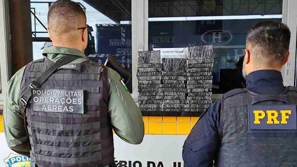 PRF apreende 35 iPhones escondidos em lateria de carro em Cascavel na BR-277