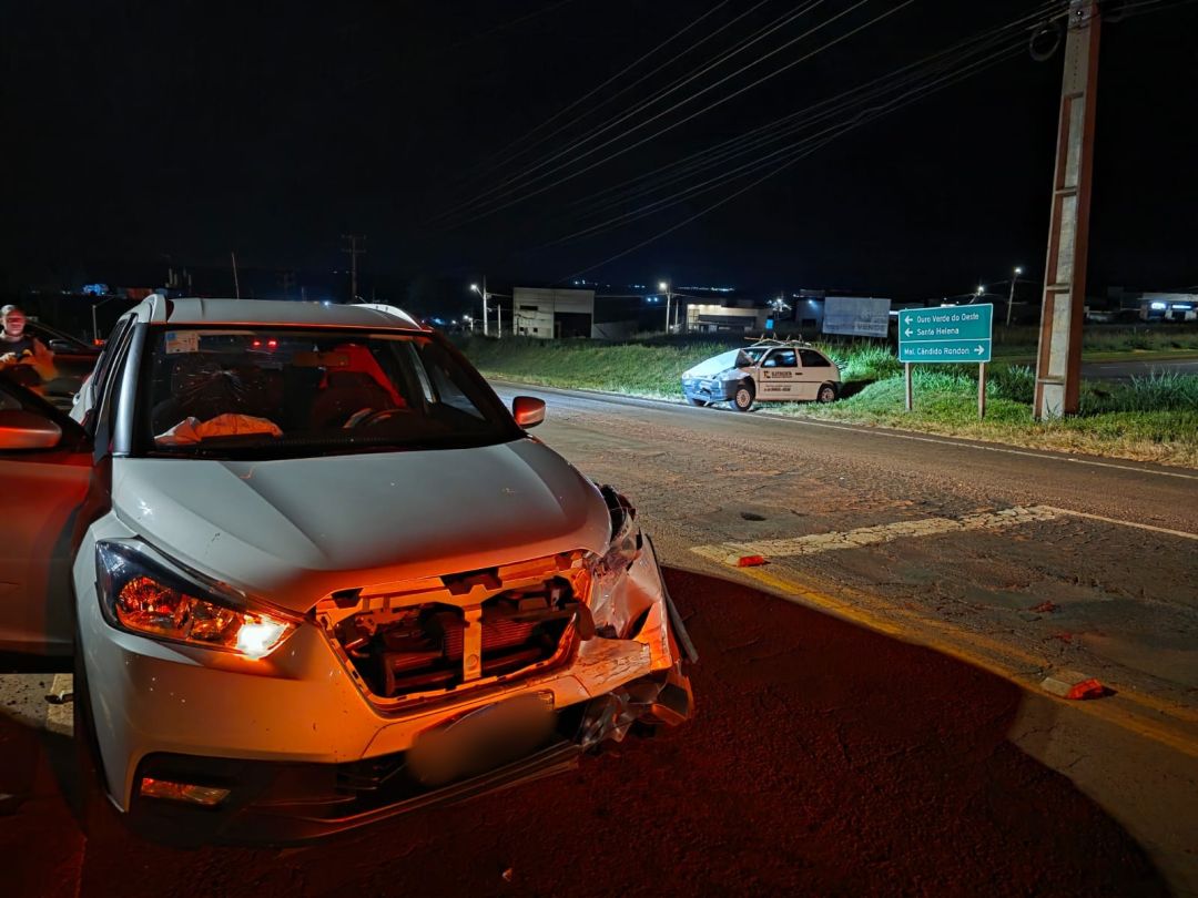 Acidente envolve dois veículos no trevo de saída de Toledo para Ouro Verde do Oeste