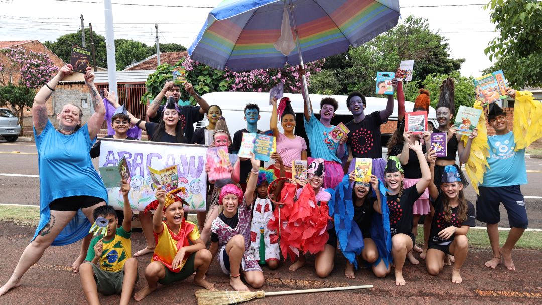 Circo da Alegria doa mais de 1.200 livros para a Estante Solidária da Câmara de Toledo