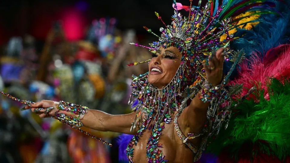 Estreia tumultuada de Virginia e sambas fortes marcam última noite de desfiles no Rio de Janeiro