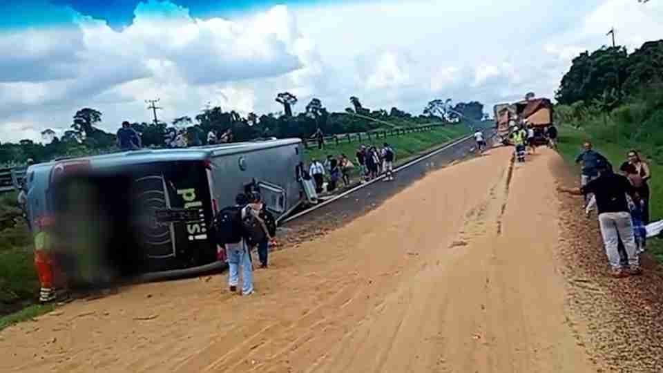 Ônibus tomba em grave acidente na BR-277 e deixa feridos