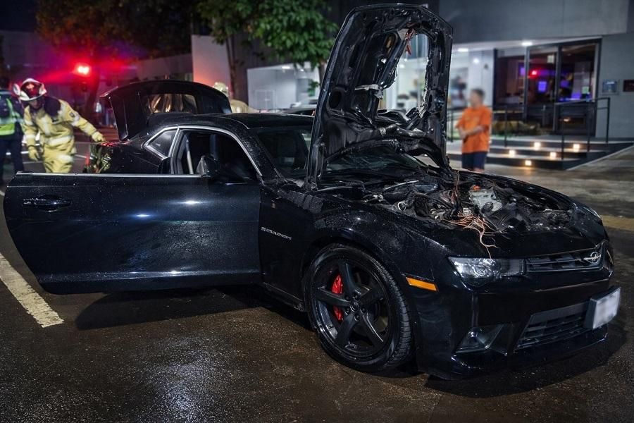 Camaro pega fogo no Centro de Cascavel