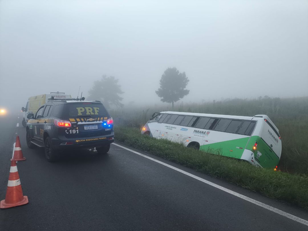 Ônibus de Saúde tomba na BR-277 e deixa três feridos