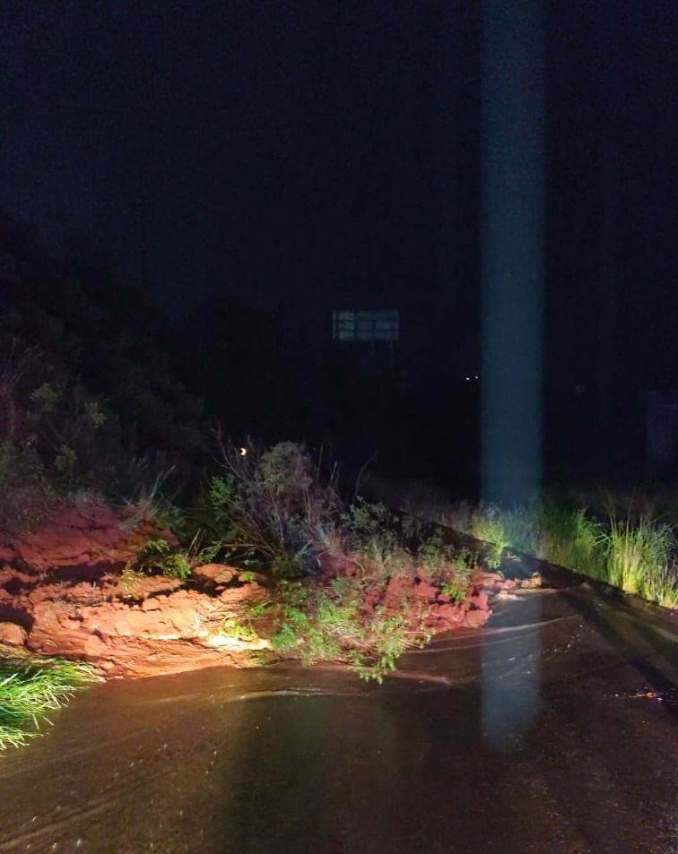 Desmoronamento na trincheira da Avenida Maripá mobiliza Defesa Civil em Toledo