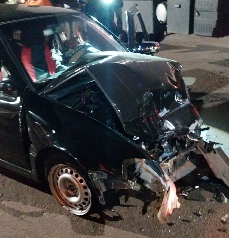 Colisão entre carro e caminhão deixa duas pessoas feridas em Toledo