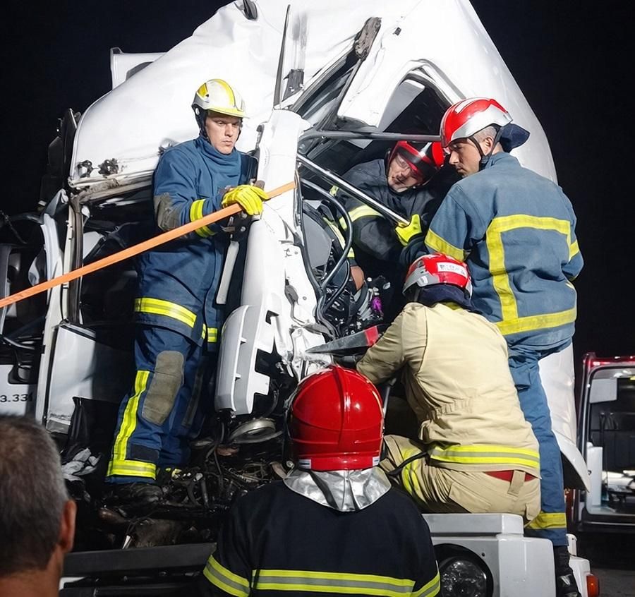 Motorista de caminhão fica preso às ferragens após colisão em Palotina
