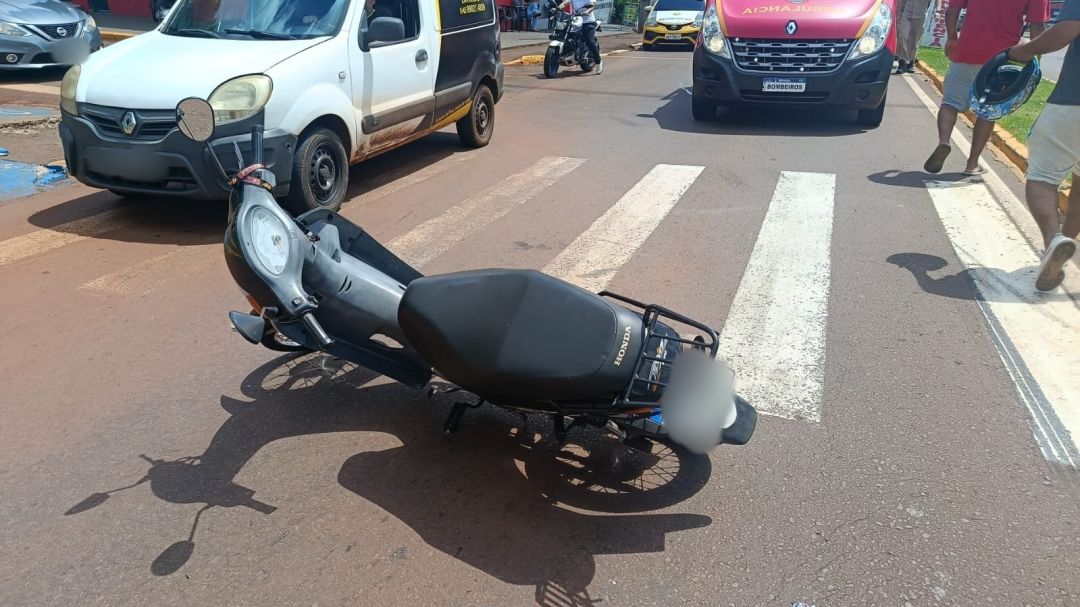 Motociclista sofre fratura exposta após colisão com carro na Vila Operária