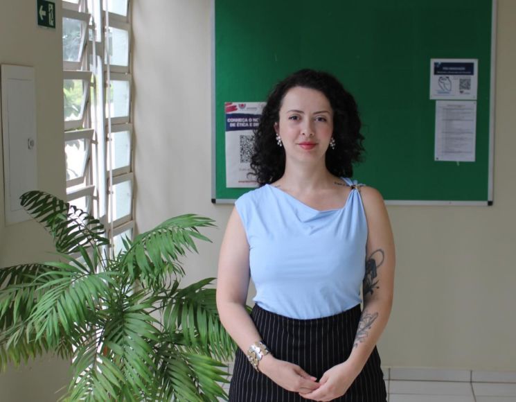 Doutoranda da Unioeste de Toledo analisa cinema como experiência sensível e amplia diálogo entre Filosofia e Comunicação