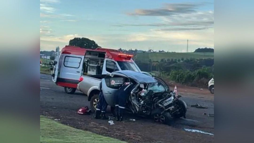 Pai e filha ficam encarcerados em caminhonete após colisão frontal com ônibus na PR-493